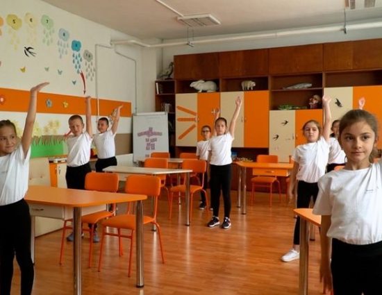 Гимнастика за превенция на гръбначни изкривявания сред ученици в Смолян