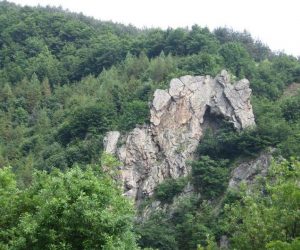 Скалният феномен Конската глава край Мадан е едно от чудесата в Родопите