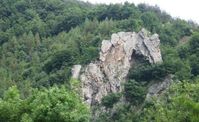Скалният феномен Конската глава край Мадан е едно от чудесата в Родопите