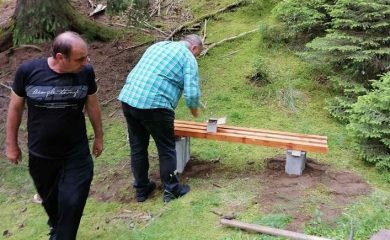 Кметове на доспатски села монтираха пейки до водопада край Късак