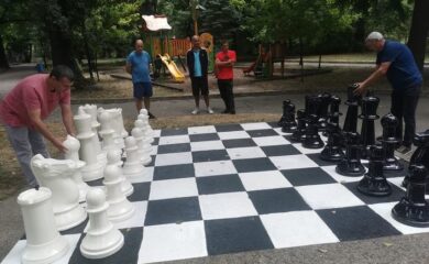 Шах с големи фигури в градския парк на Девин