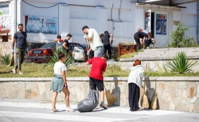 Младежи почистиха и освежиха центъра на село Средногорци