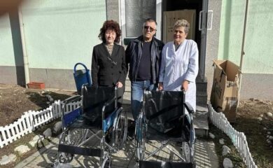 Председателят на Общински съвет Девин дари инвалидни колички за нуждаeщи се