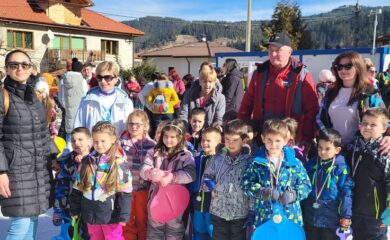 Зимен олимпийски ден в Чепеларе подари на децата много игри и забавления