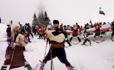 Пампорово очаква хиляди туристи за Голямото спускане с носии и знамена