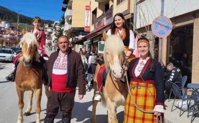 Фермерски базар и шествие с коне и гайдари в Чепеларе за Тодоровден