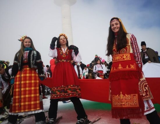 Патриотично ски шествие с носии и трибагреници огласи Пампорово