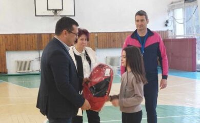 Кметът Здравко Иванов връчи подаръци на учениците в Девин