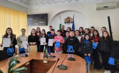 Зам.-кметът на Мадан награди талантливи деца за участието им в два конкурса