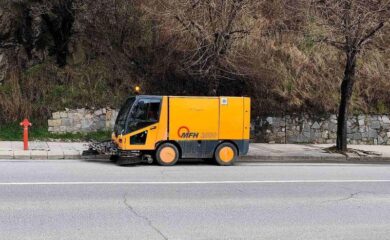 Община Смолян почиства улиците от пясък с машини за метене