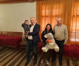 Кметовете Мелемов и Седянков дариха подаръци на бебе в Широка лъка