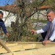 Кметът на Неделино се включи в ремонта на покрива на кметството в село Кундево