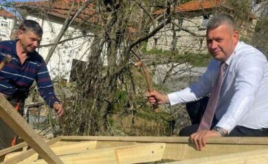 Кметът на Неделино се включи в ремонта на покрива на кметството в село Кундево
