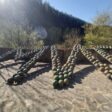 Забърдо призовава за МИР с уникален монумент от 300 военни каски