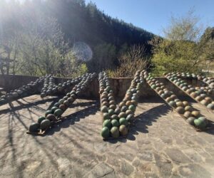 Забърдо призовава за МИР с уникален монумент от 300 военни каски