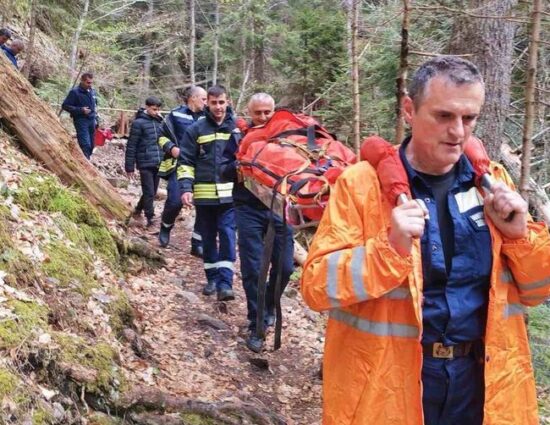 Наградиха смолянски пожарникари за спасителна акция в Каньона на водопадите