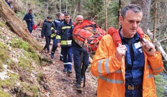 Наградиха смолянски пожарникари за спасителна акция в Каньона на водопадите