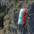 Голям български трибагреник отново краси Орлова скала край Смолян