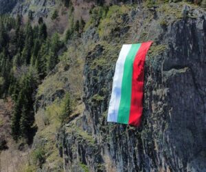 Голям български трибагреник отново краси Орлова скала край Смолян
