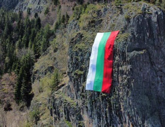 Патриотично! Голям български трибагреник краси Орлова скала край Смолян