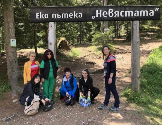 Петя Касабова и други дами от ГЕРБ почистиха екопътека „Невястата“ край Смолян