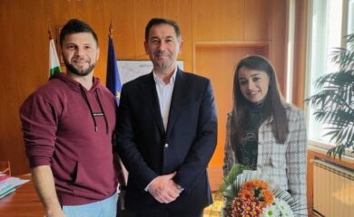 Кметът на Мадан посрещна Дарина и Денис от предаването „Един за друг“