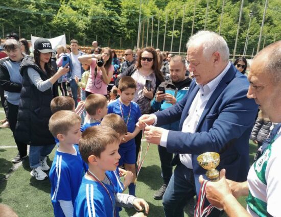 Мелемов награди талантите във футболния турнир на детските градини в Смолян