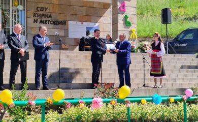 Кметът на Мадан уважи 100-годишния юбилей на училището в село Върбина