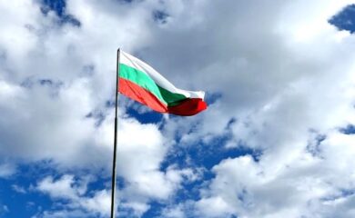 Българският трибагреник се развява на 15-метров пилон край Црънча