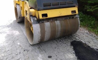 Запълват дупките по пътя от Забърдо към Чудните мостове