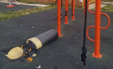 Вандалска проява на новата спортна площадка до стария стадион в Смолян