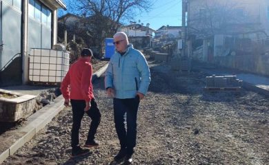 Кметът на Чепеларе Боран Хаджиев инспектира ремонта на улица в село Хвойна