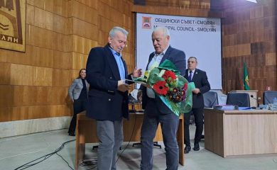 Кметът Мелемов лично връчи на д-р Никола Проданов „Златен плакет на Община Смолян“