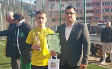 Кметът на Девин награди футболни таланти в ученическите игри