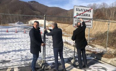 Кметът на Рудозем премахна огражденията по пътя към Гърция