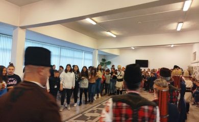 Ансамбъл Родопа вдига настроението в смолянските училища