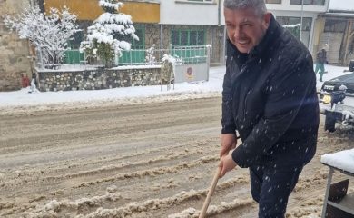 Кметът на Неделино Боян Кехайов лично се включи в снегопочистването