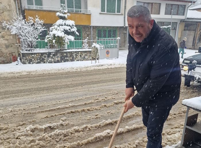 Кметът на Неделино Боян Кехайов лично се включи в снегопочистването