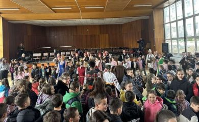 Фолклорен ансамбъл Родопа развълнува ОУ “Проф. д-р Асен Златаров“