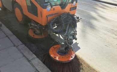 Общината почиства пясъка по улиците в областния град Смолян