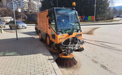 Община Смолян чисти улиците от пясъка и стартира пролетно зацветяване