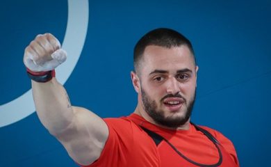 Шампионът по вдигане на тежести Карлос Насар ще тренира в Девин