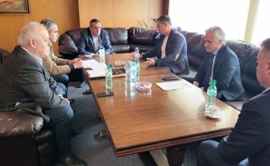 Кметът Мелемов организира среща с министър Вълчев заради паралелките