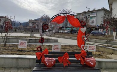 Украсиха подобаващо центъра на Неделино по случай Деня на влюбените