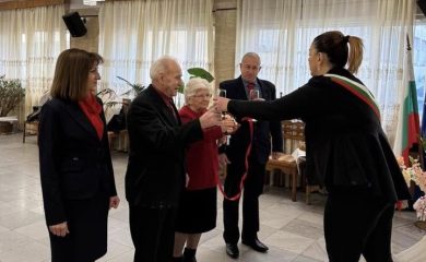 Горчиво! 82-годишна булка и младоженец на 85 сключиха брак в Смолян