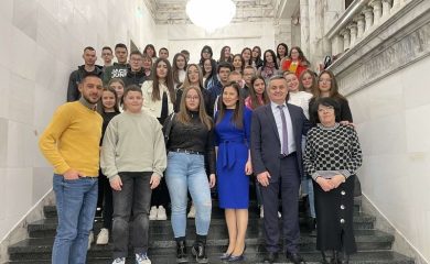 Д-р Красимир Събев посрещна ученици от Чепеларе в Народното събрание