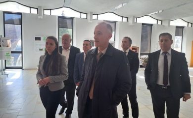 Просветният министър посети обновения Планетариум в Смолян