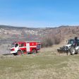 Гасиха пожар в доспатското село Любча на 300 метра от къщите