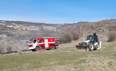 Гасиха пожар в доспатското село Любча на 300 метра от къщите