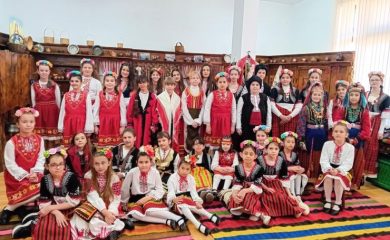 В Община Мадан посрещнаха пролетта с дефиле на народни носии